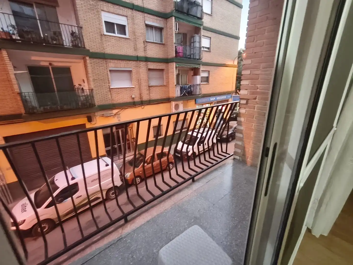 Außenansicht von Wohnung zum Verkauf in Burjassot mit Parkett, Ofen und Waschmaschine