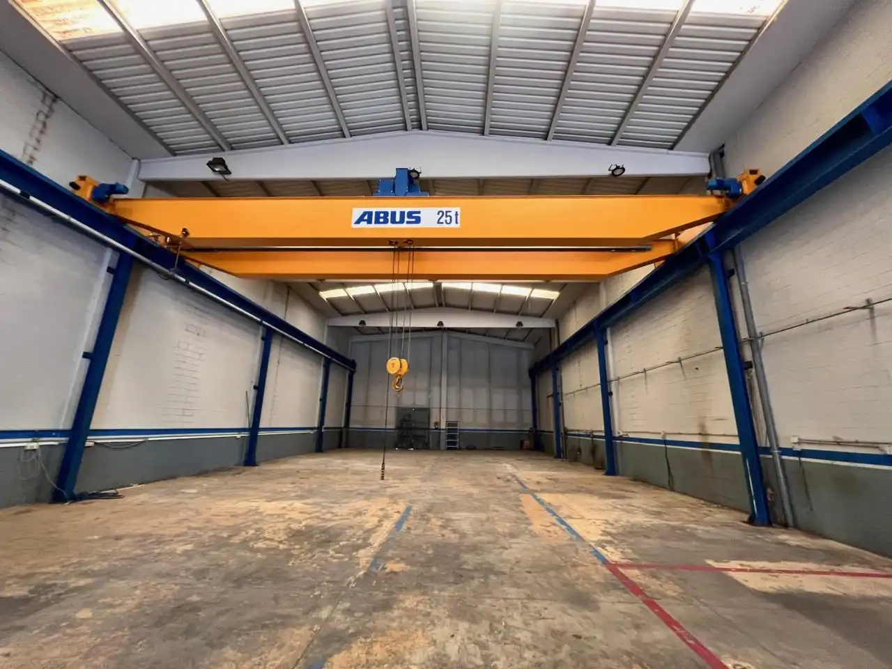 Außenansicht von Fabrikhallen zur Miete in Piera