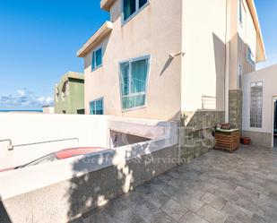 Vista exterior de Casa o xalet en venda en Telde amb Aire condicionat, Terrassa i Piscina