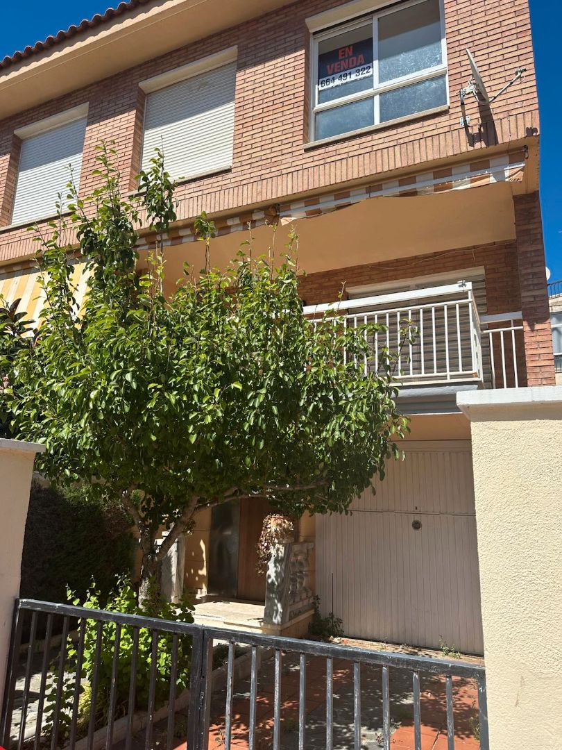 Vista exterior de Casa adosada en venda en Cambrils amb Jardí privat i Terrassa
