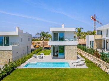 Chalet con piscina en venta en Golf Bahía
