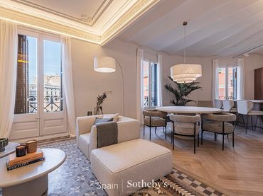 Apartment with lift for sale in Eixample