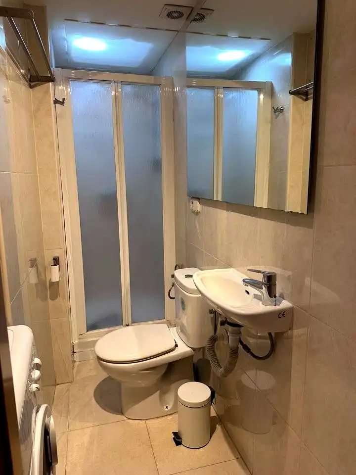 Bany de Planta baixa de lloguer en Madrid amb Aire condicionat, Calefacció i Moblat