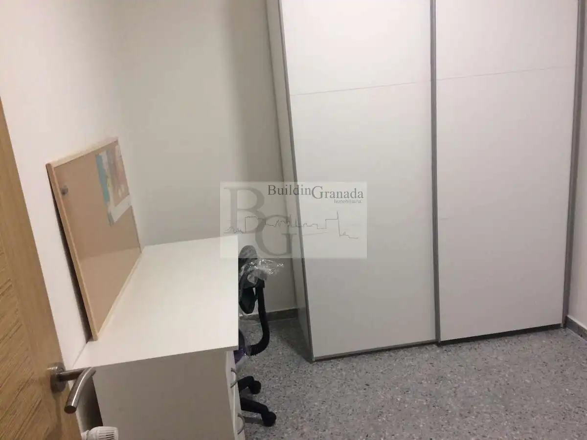 Dormitori de Pis de lloguer en Granada amb Balcó