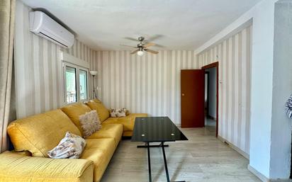 Living room of Flat for sale in  Granada Capital  with Air Conditioner and Balcony