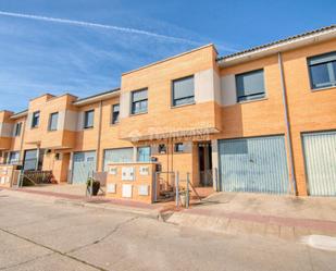 Vista exterior de Casa adosada en venda en Cigales amb Calefacció i Piscina comunitària