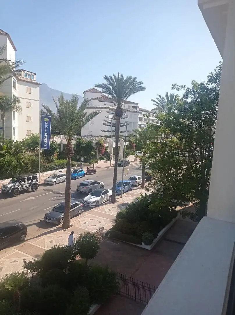 Apartamento con piscina en venta en Nueva Andalucía, imagen 2