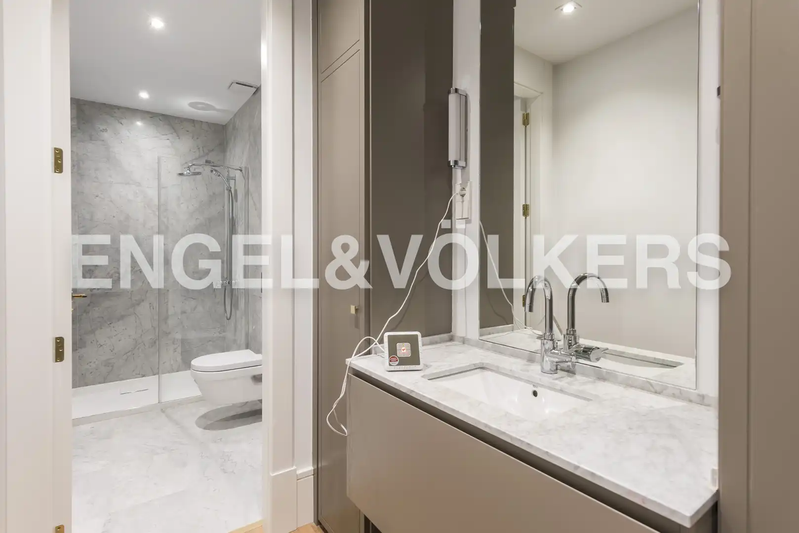 Bathroom of Flat for rent in Madrid  with Air Conditioner, Heating and Storage room