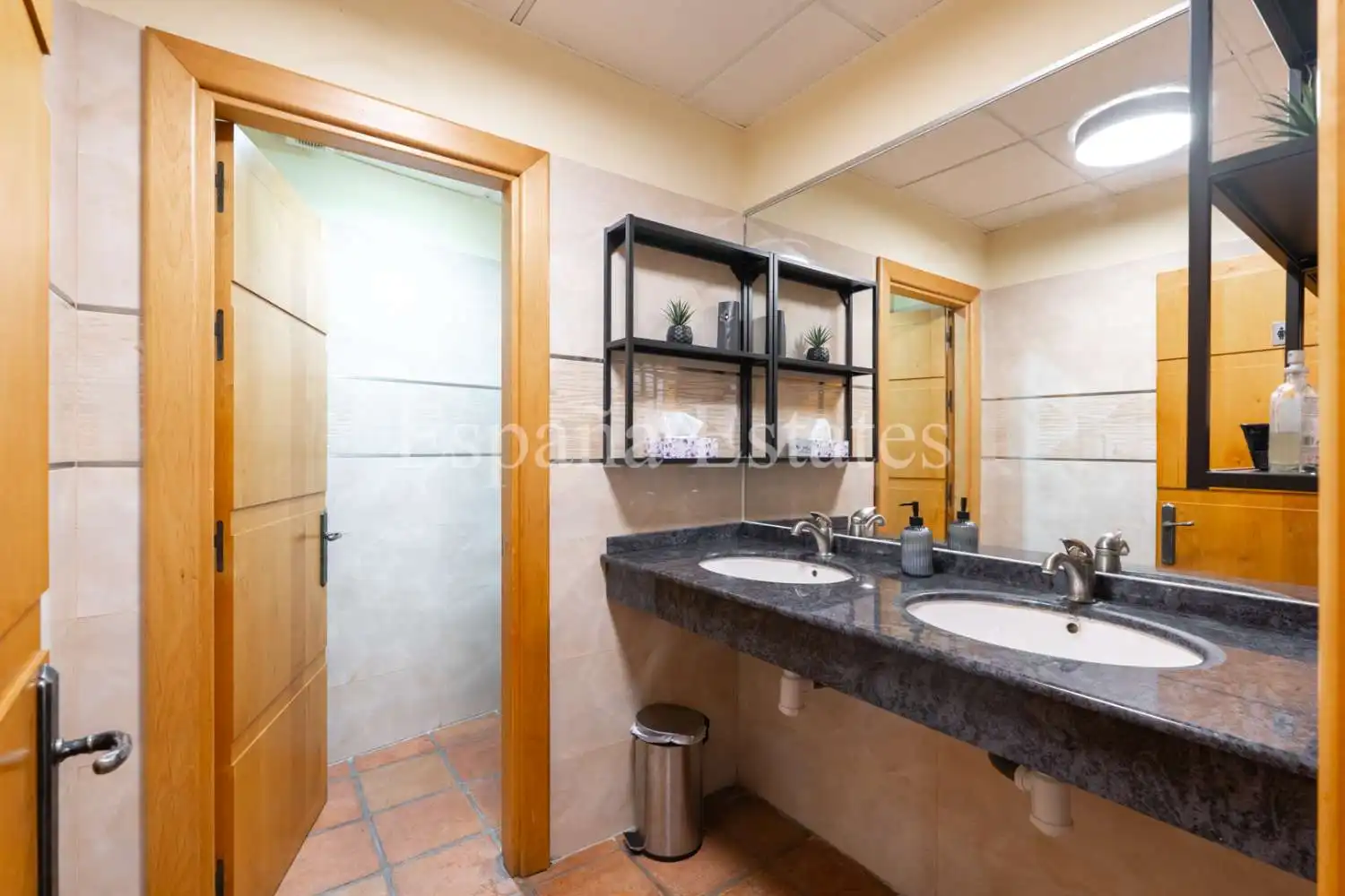 Baño de Local en venta en Nerja con Aire acondicionado