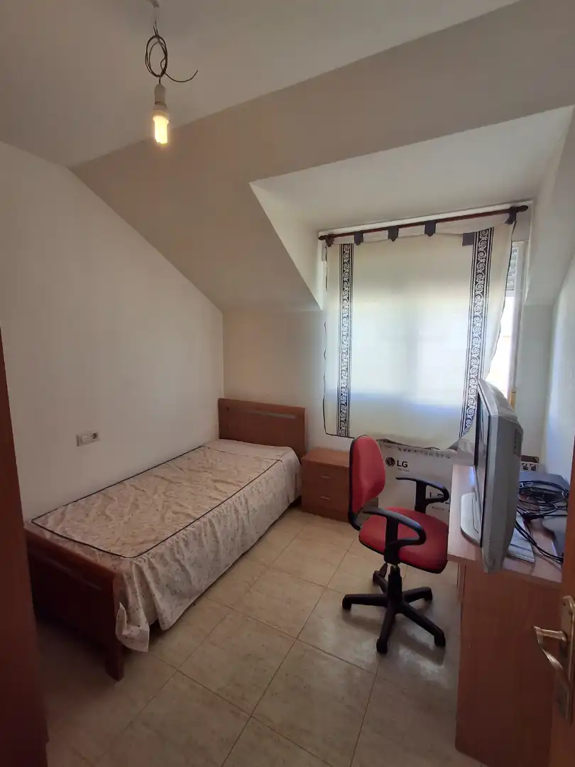 Habitación de Casa adosada en venta en La Puebla de Almoradiel con Calefacción, Jardín privado y Amueblado