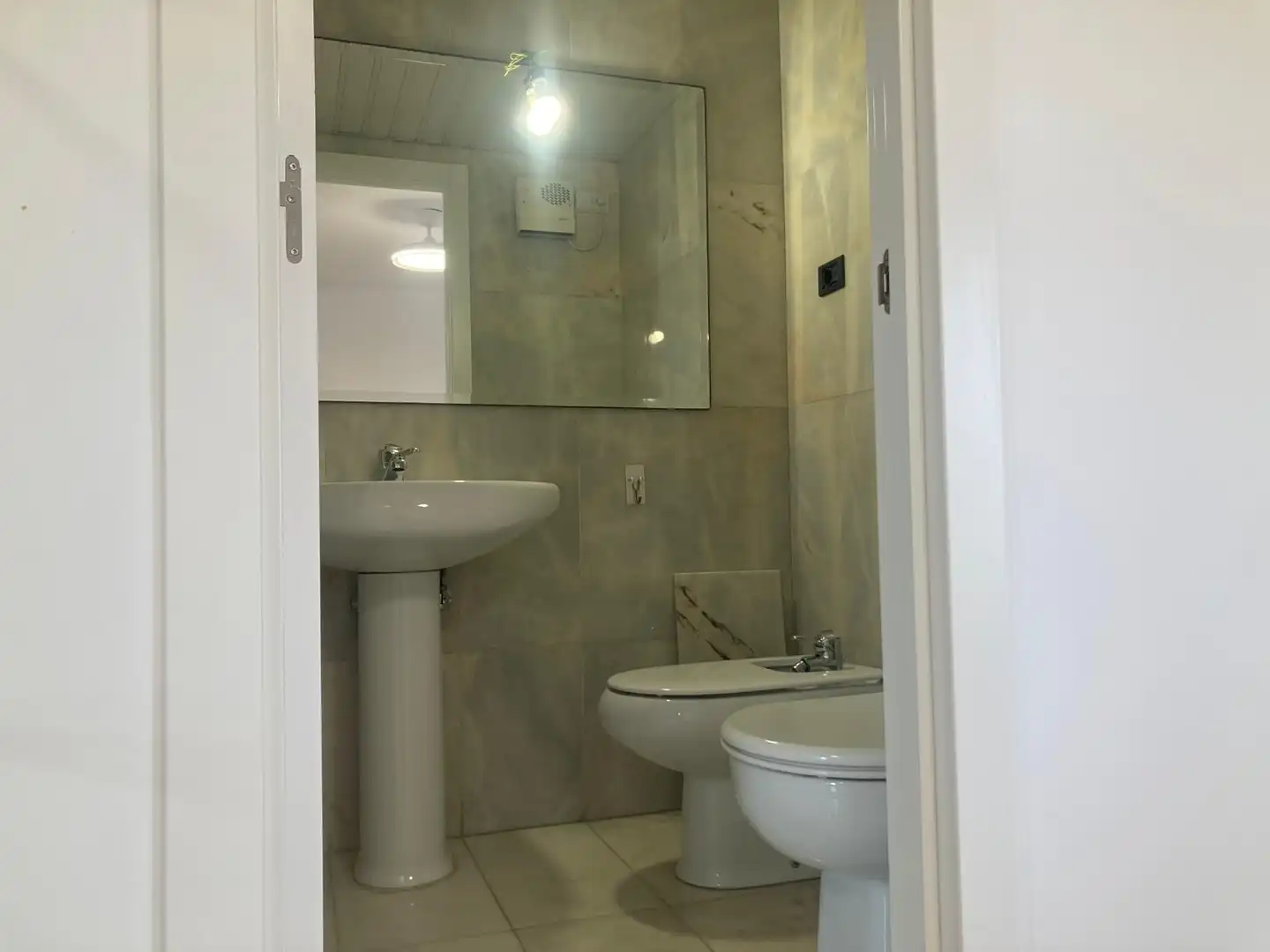 Badezimmer von Dachboden zur Miete in Zaragoza mit Klimaanlage, Heizung und Parkett
