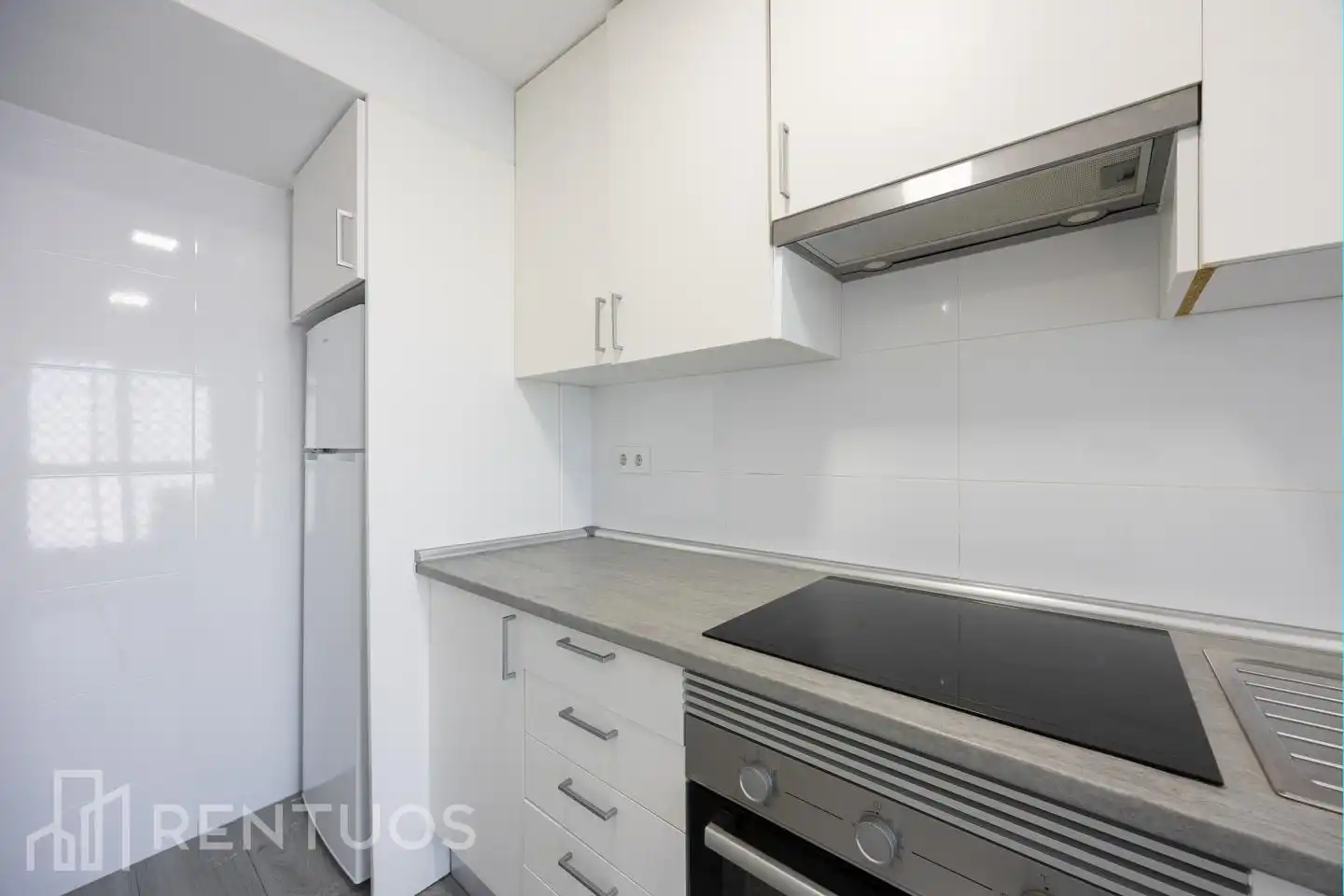 Flat for rent in Calle Parque de Cabañeros, Parque Lisboa - La Paz