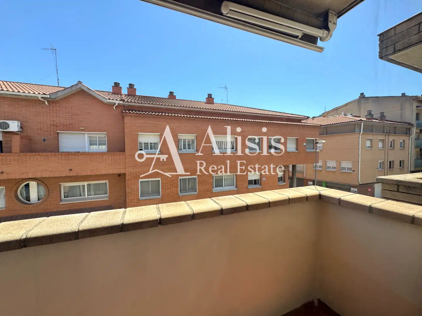 Außenansicht von Einfamilien-Reihenhaus zum Verkauf in Pallejà mit Klimaanlage, Heizung und Terrasse