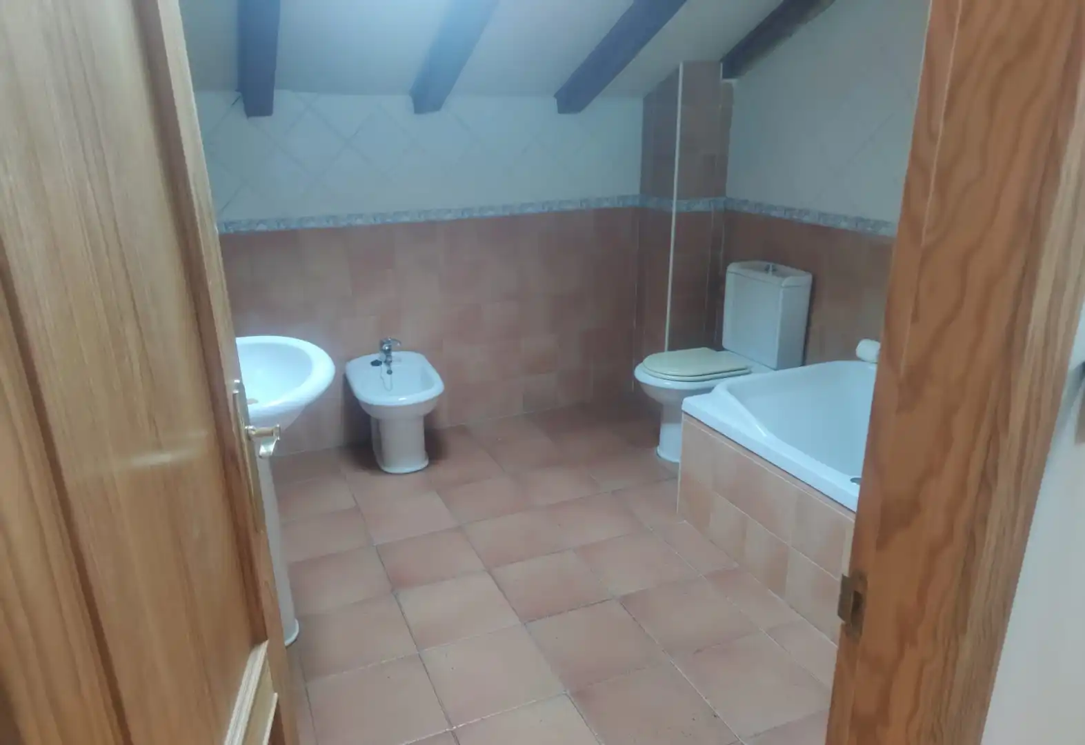 Badezimmer von Haus oder Chalet zum Verkauf in Alija del Infantado mit Privatgarten und Parkett