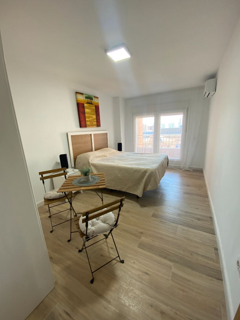 Dormitori de Pis de lloguer en Málaga Capital amb Aire condicionat, Terrassa i Moblat