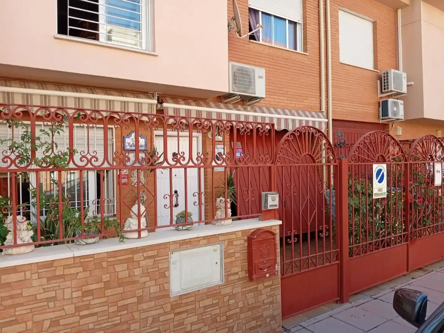 Vista exterior de Casa adosada en venda en Motril amb Aire condicionat, Jardí privat i Moblat