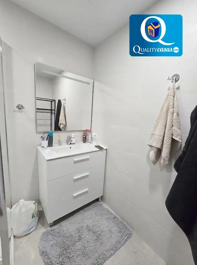 Baño de Apartamento en venta en Alicante / Alacant con Aire acondicionado y Balcón