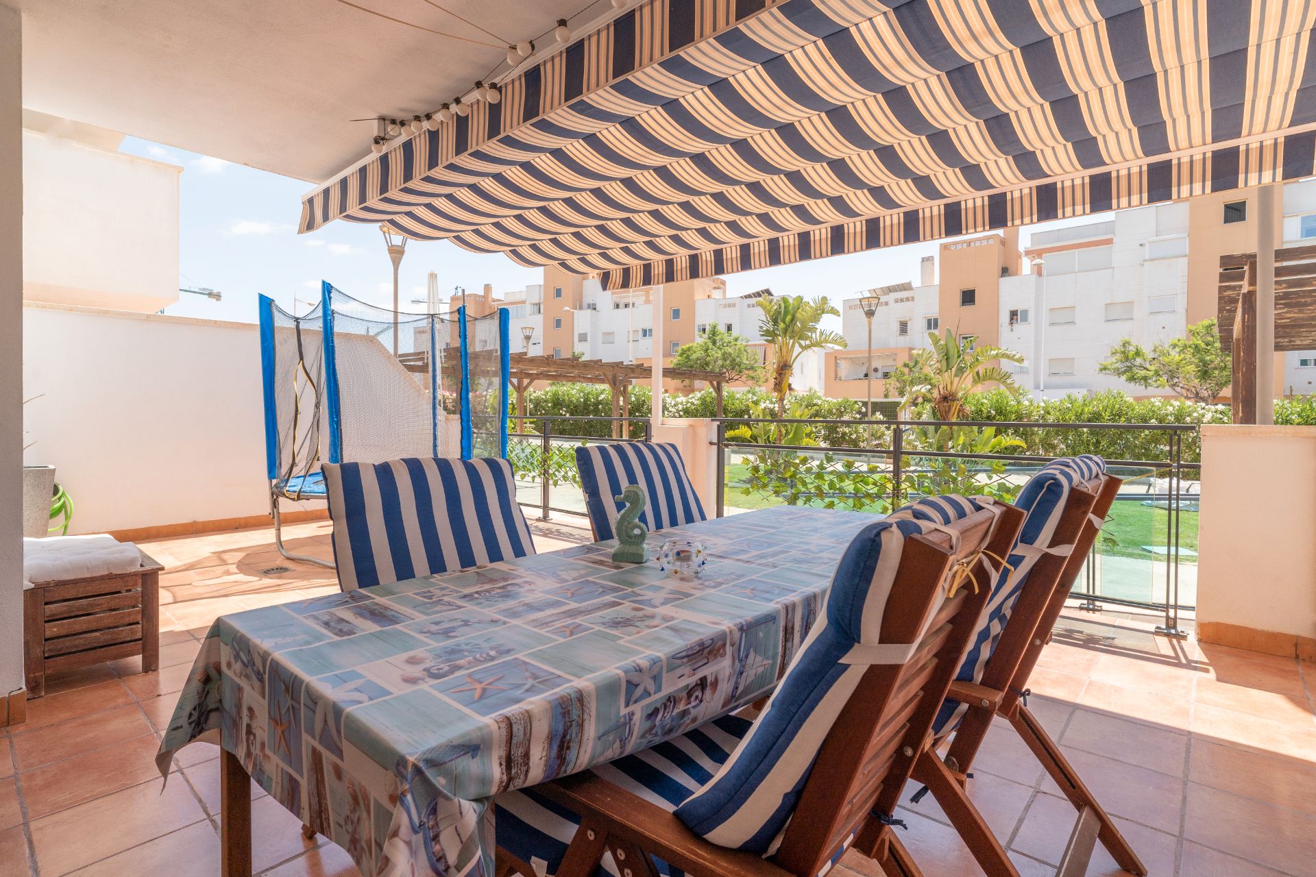 Terrassa de Planta baixa en venda en  Almería Capital amb Aire condicionat, Piscina i Moblat
