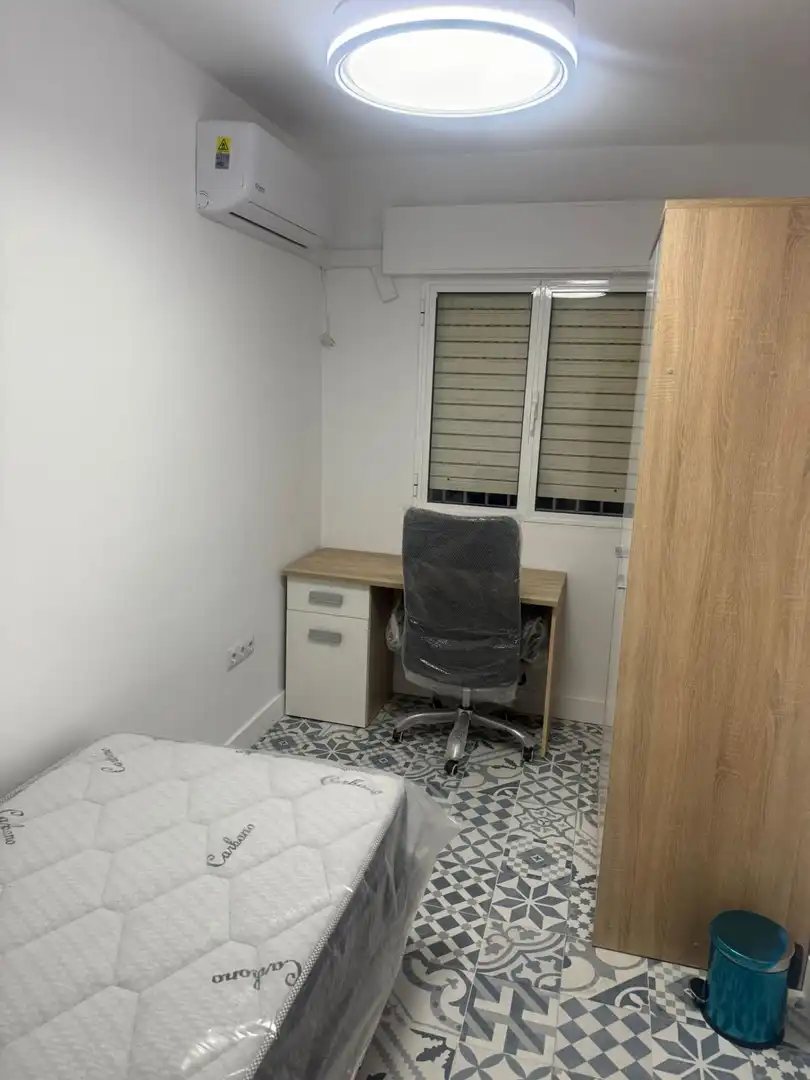 Bedroom of Flat for share in Sevilla  with Air Conditioner, Furnished and Balcony