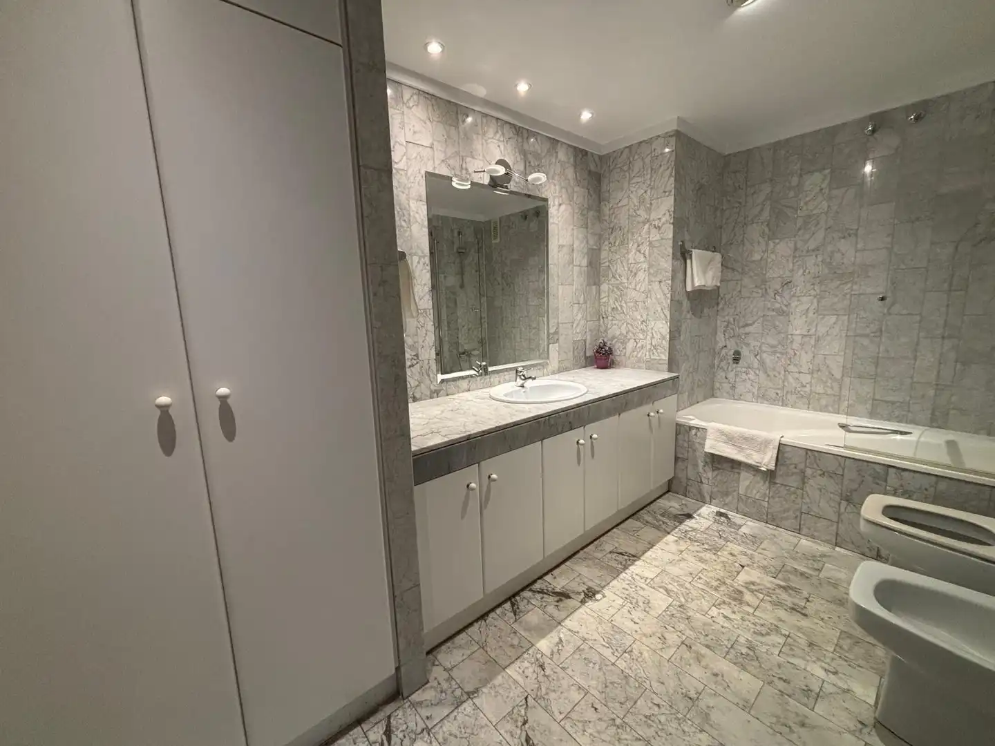 Baño de Piso de alquiler en  Pamplona / Iruña con Calefacción, Parquet y Terraza
