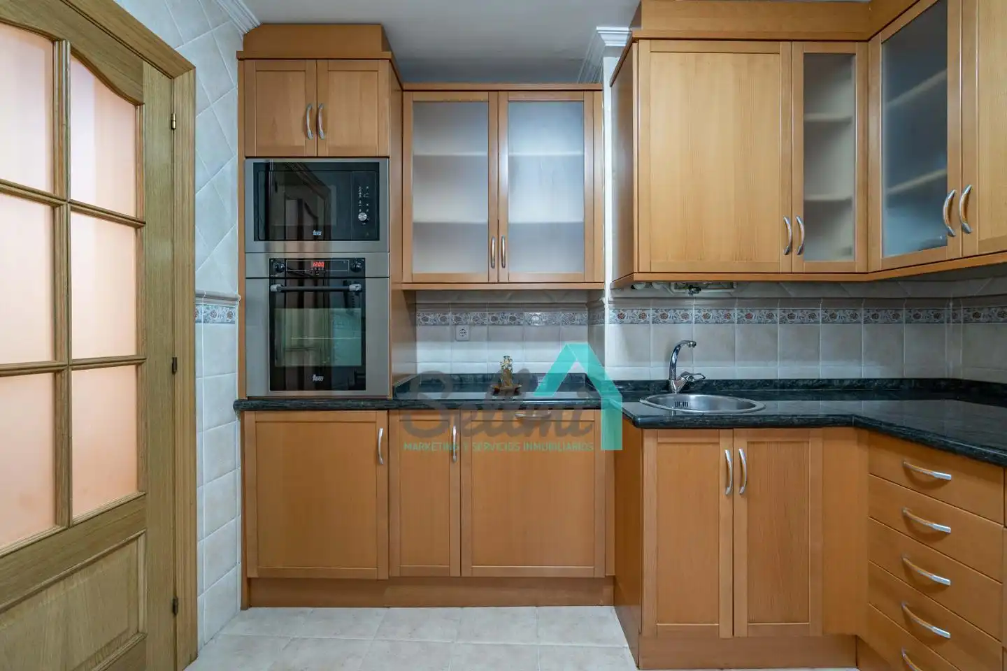 Cuina de Pis en venda en Oviedo  amb Calefacció, Parquet i Moblat
