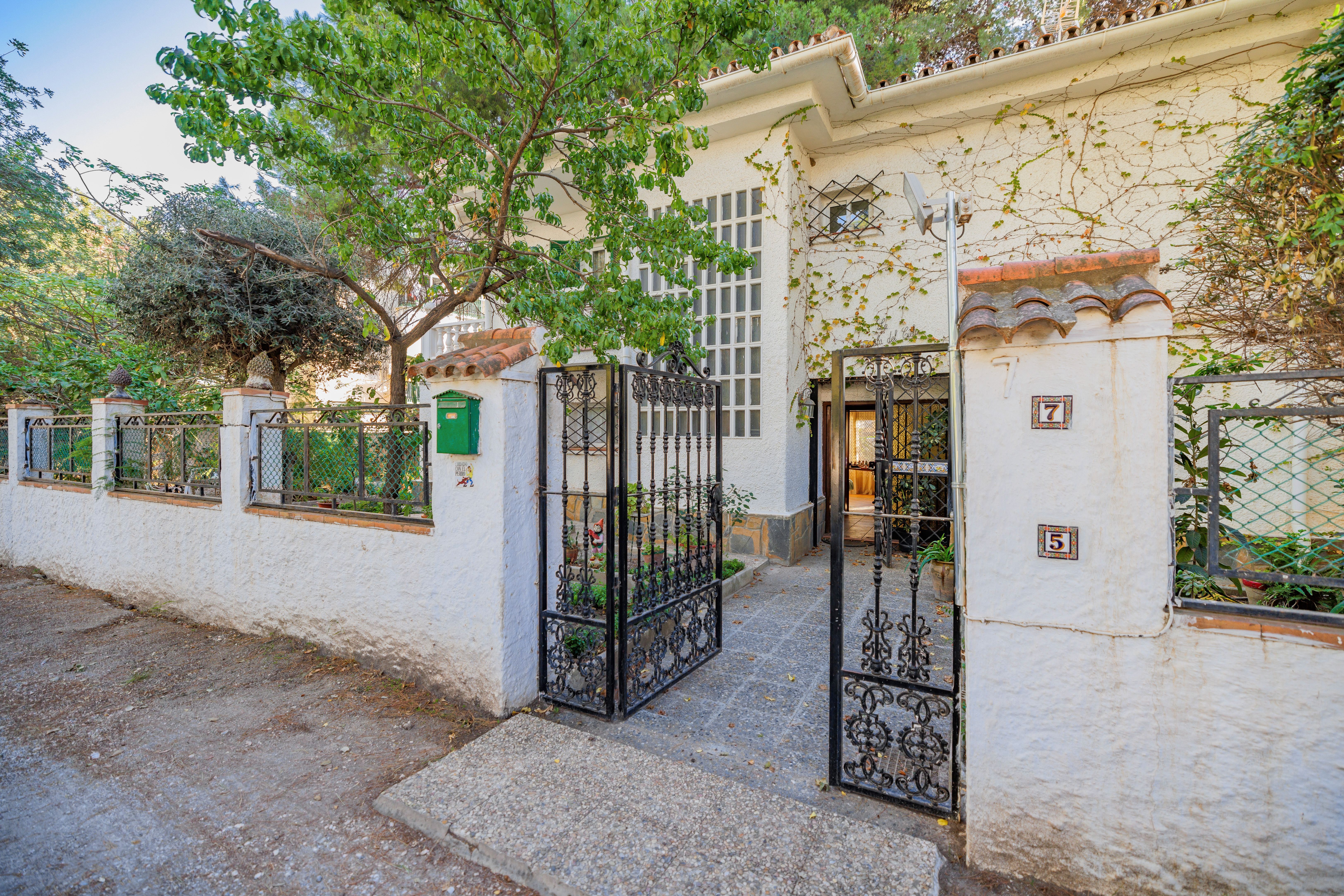 Vista exterior de Casa o xalet en venda en Torremolinos amb Jardí privat, Terrassa i Piscina