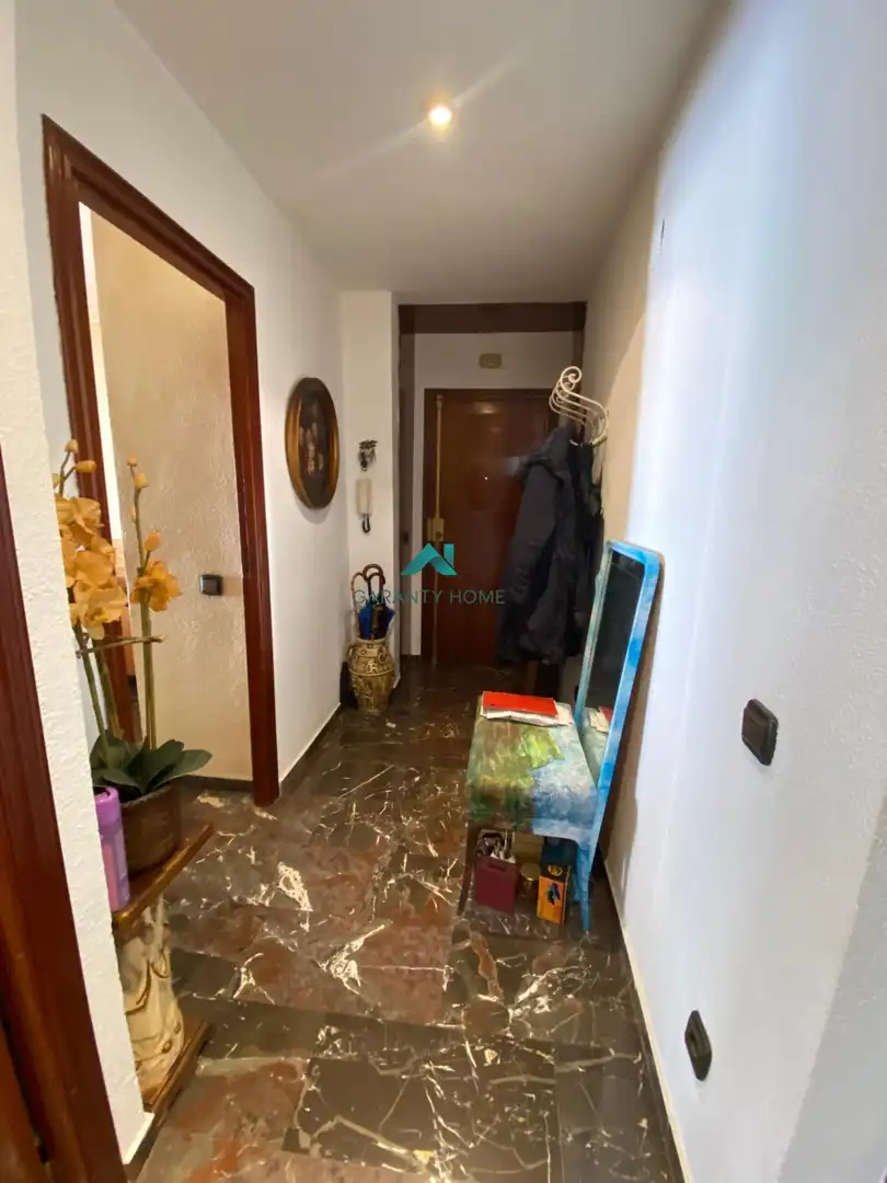 Wohnung zum Verkauf in Jaén mit Klimaanlage, Heizung und Balkon