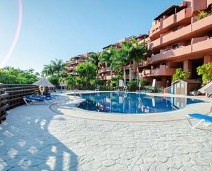 Vista exterior de Apartament de lloguer en Estepona amb Aire condicionat, Terrassa i Piscina