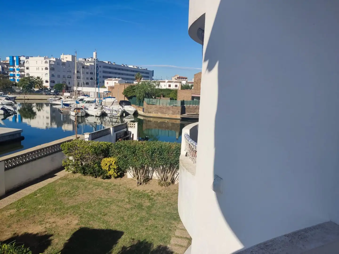 Vista exterior de Piso en venta en Roses con Jardín privado, Terraza y Amueblado