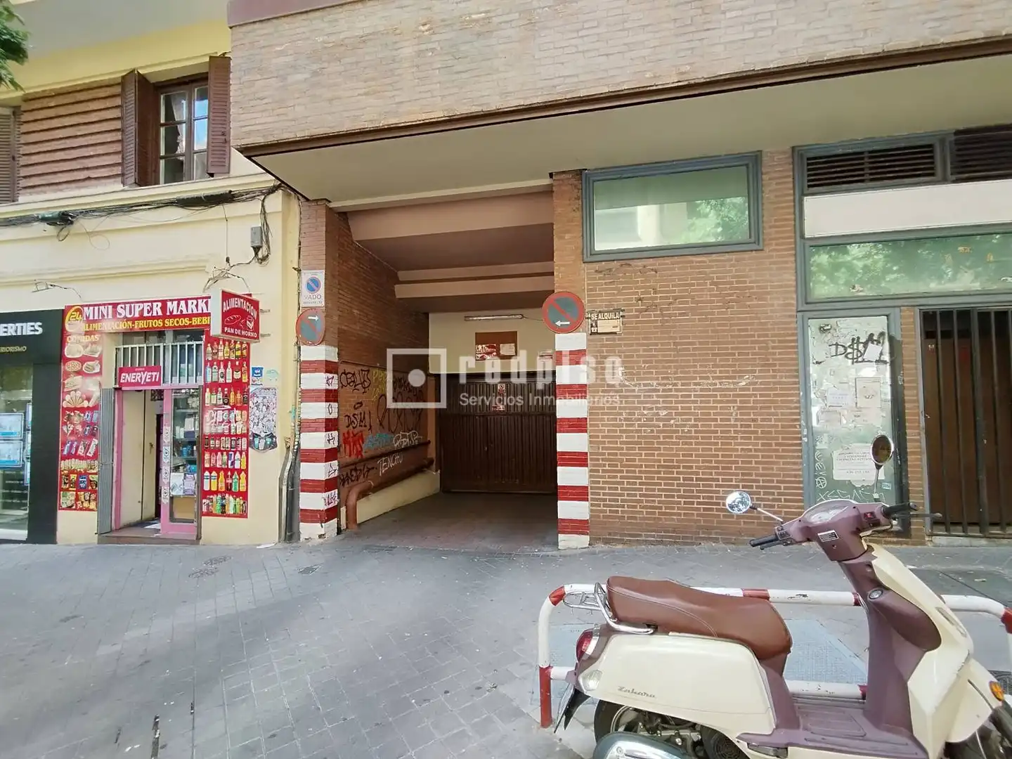 Exterior view of Garage for sale in Madrid