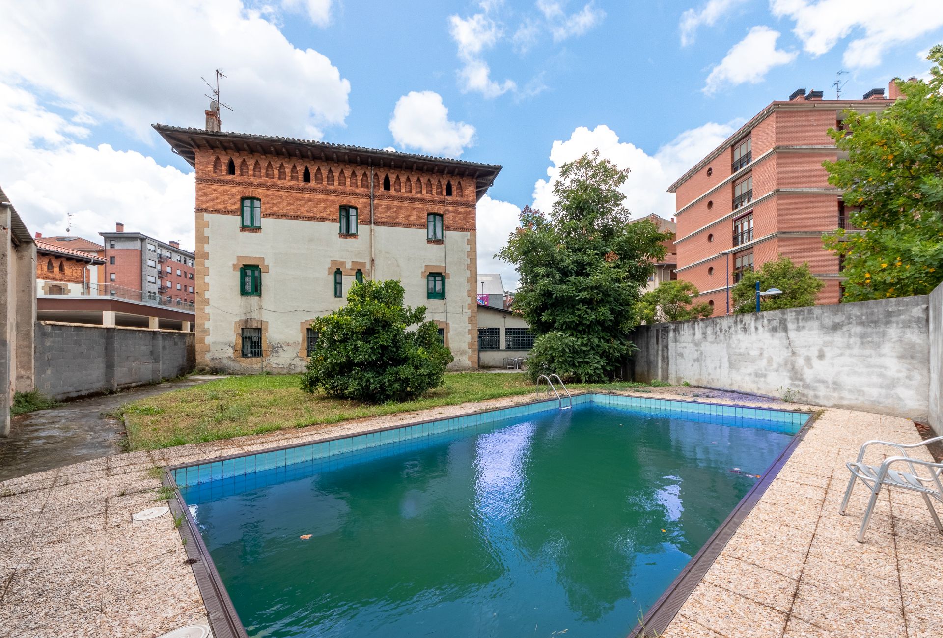 Vista exterior de Casa o xalet en venda en Etxebarri amb Jardí privat, Piscina i Balcó