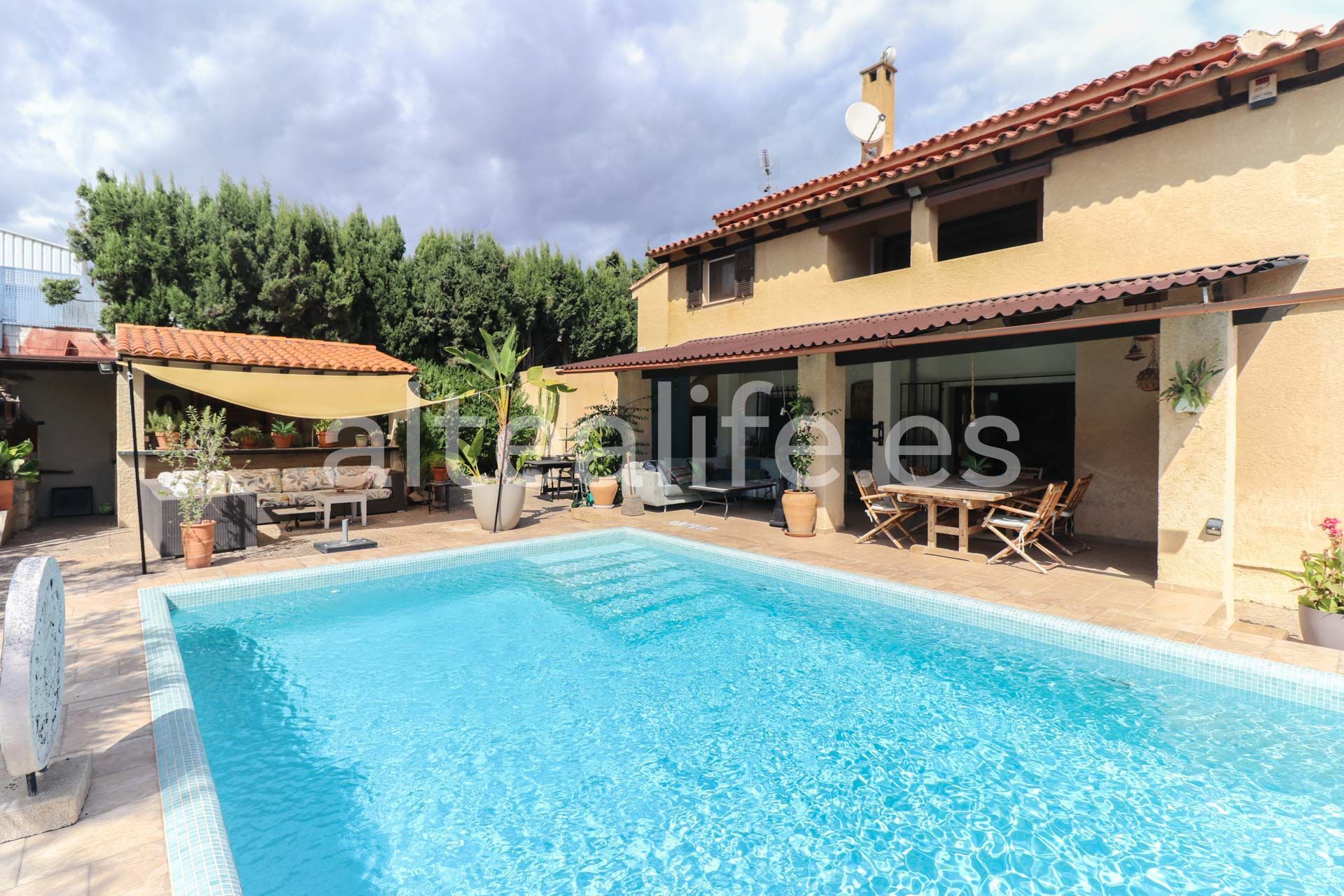 Vista exterior de Casa o xalet en venda en Altea amb Aire condicionat, Jardí privat i Terrassa