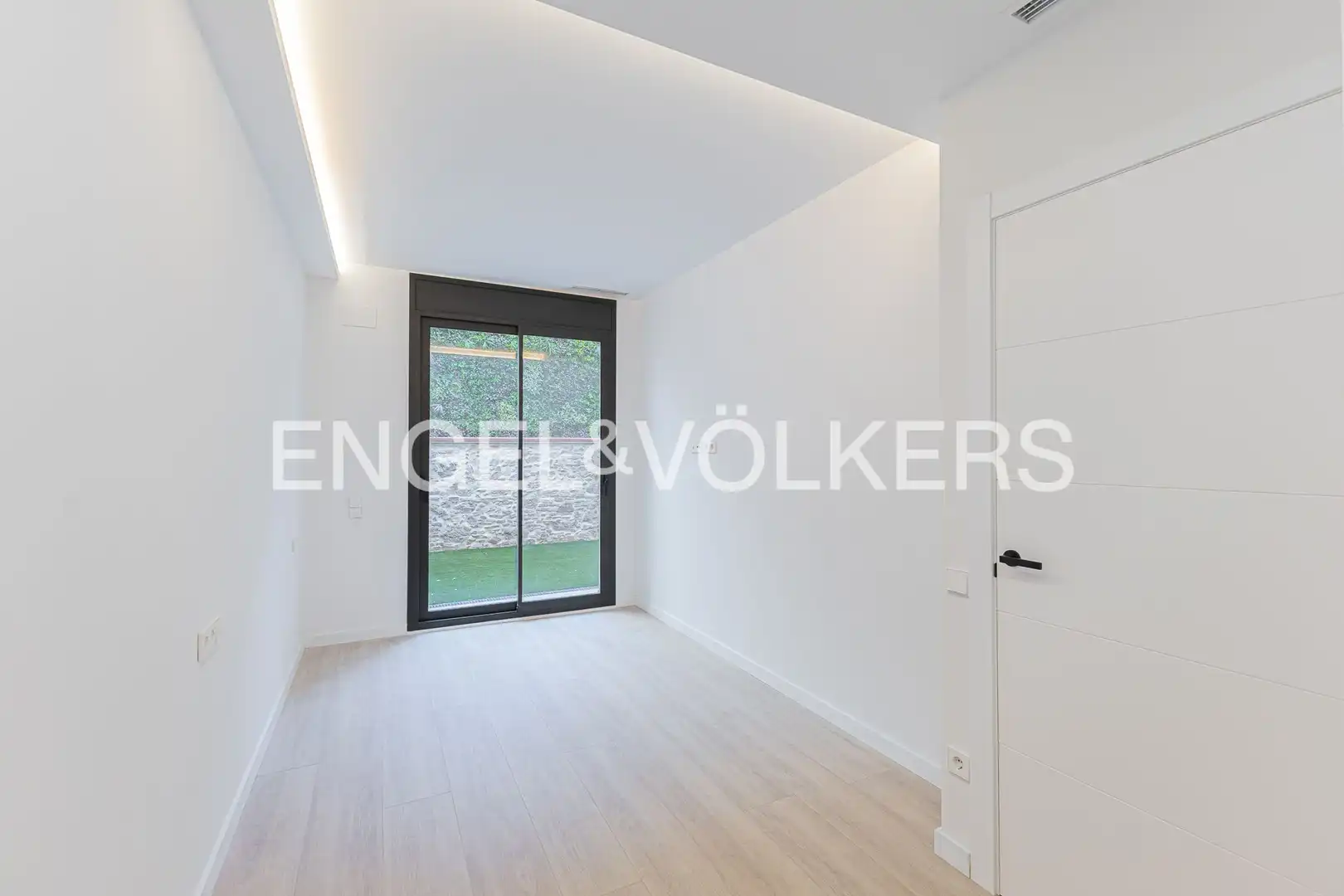 Flat for sale in Barcelona  with Air Conditioner, Heating and Private garden