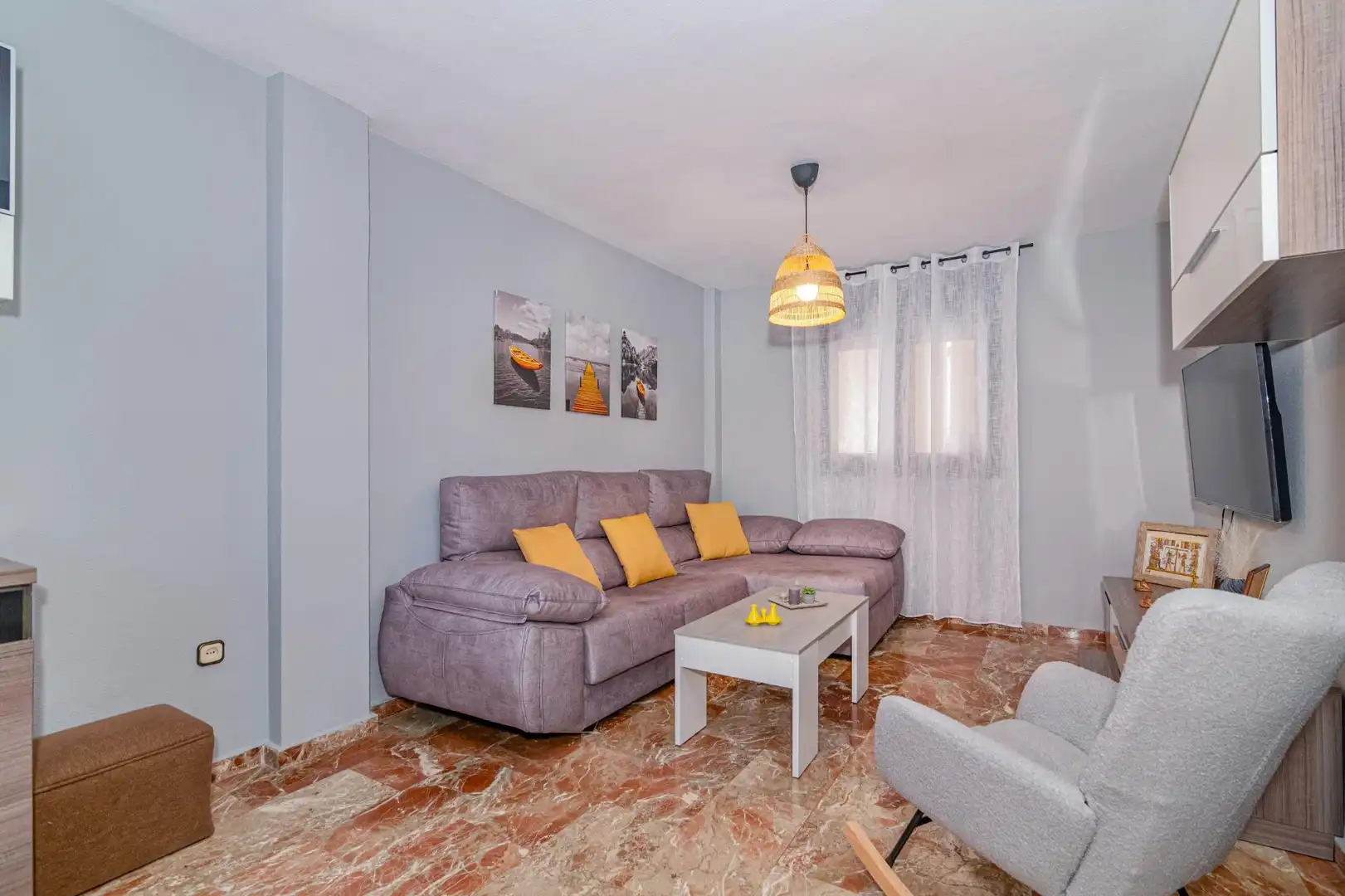 Sala d'estar de Casa adosada en venda en Las Gabias amb Aire condicionat, Terrassa i Moblat