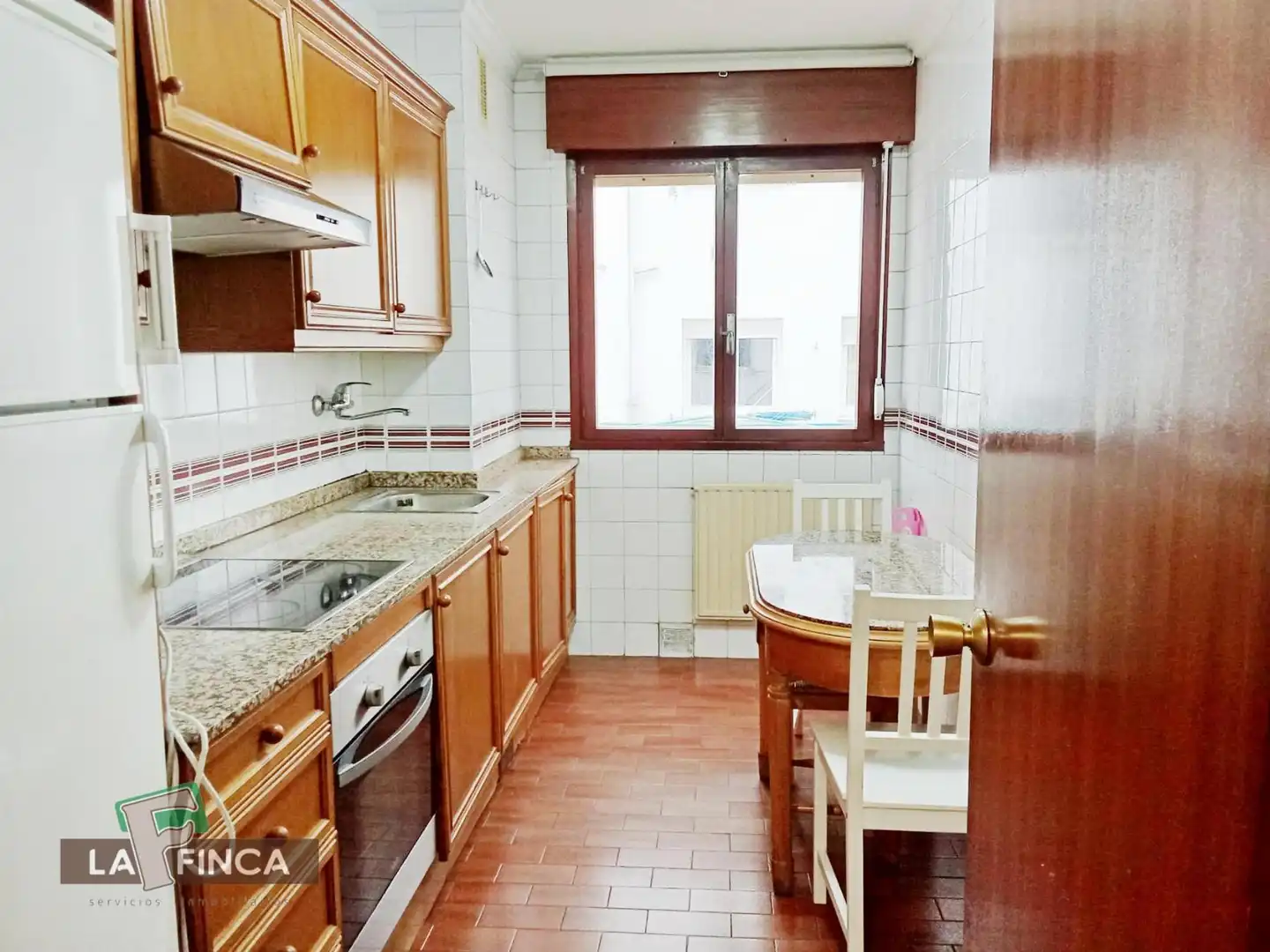Cuina de Pis de lloguer en Oviedo  amb Calefacció, Parquet i Terrassa