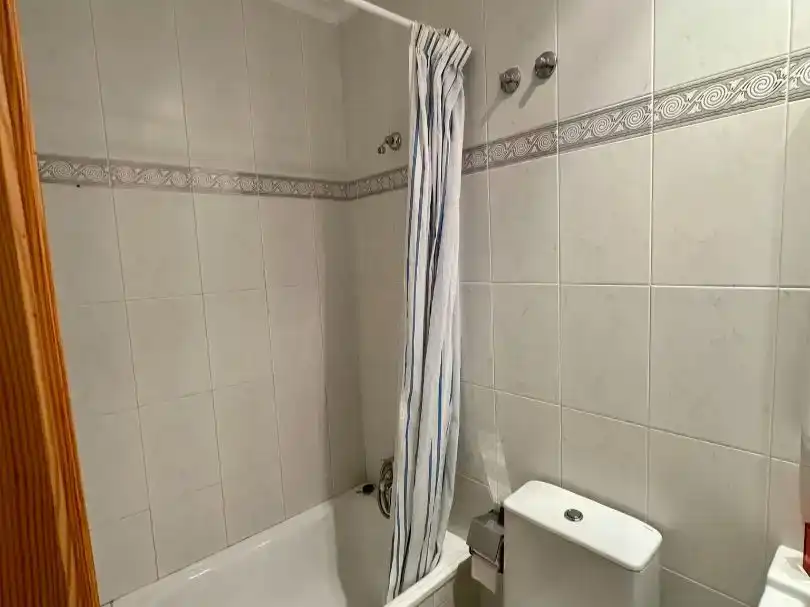 Badezimmer von Wohnung zur Miete in Poio mit Möbliert