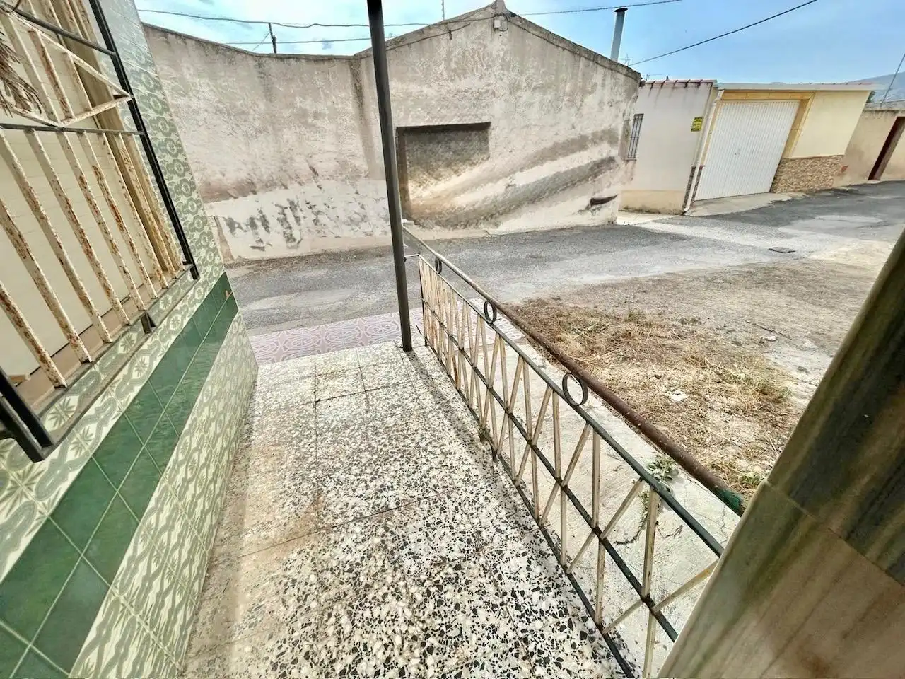 Vista exterior de Casa adosada en venda en Orihuela amb Traster i Balcó