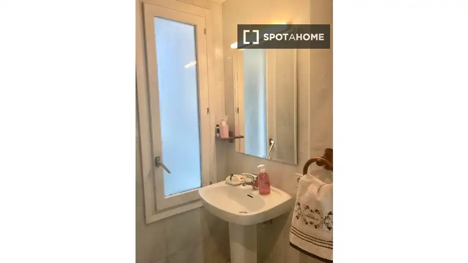 Badezimmer von Wohnung zur untervermieten in  Pamplona / Iruña mit Klimaanlage, Heizung und Terrasse