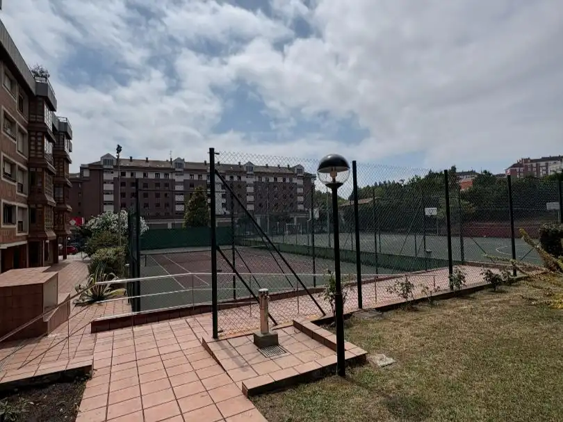 Parking de Piso en venta en Gijón  con Terraza, Piscina y Balcón