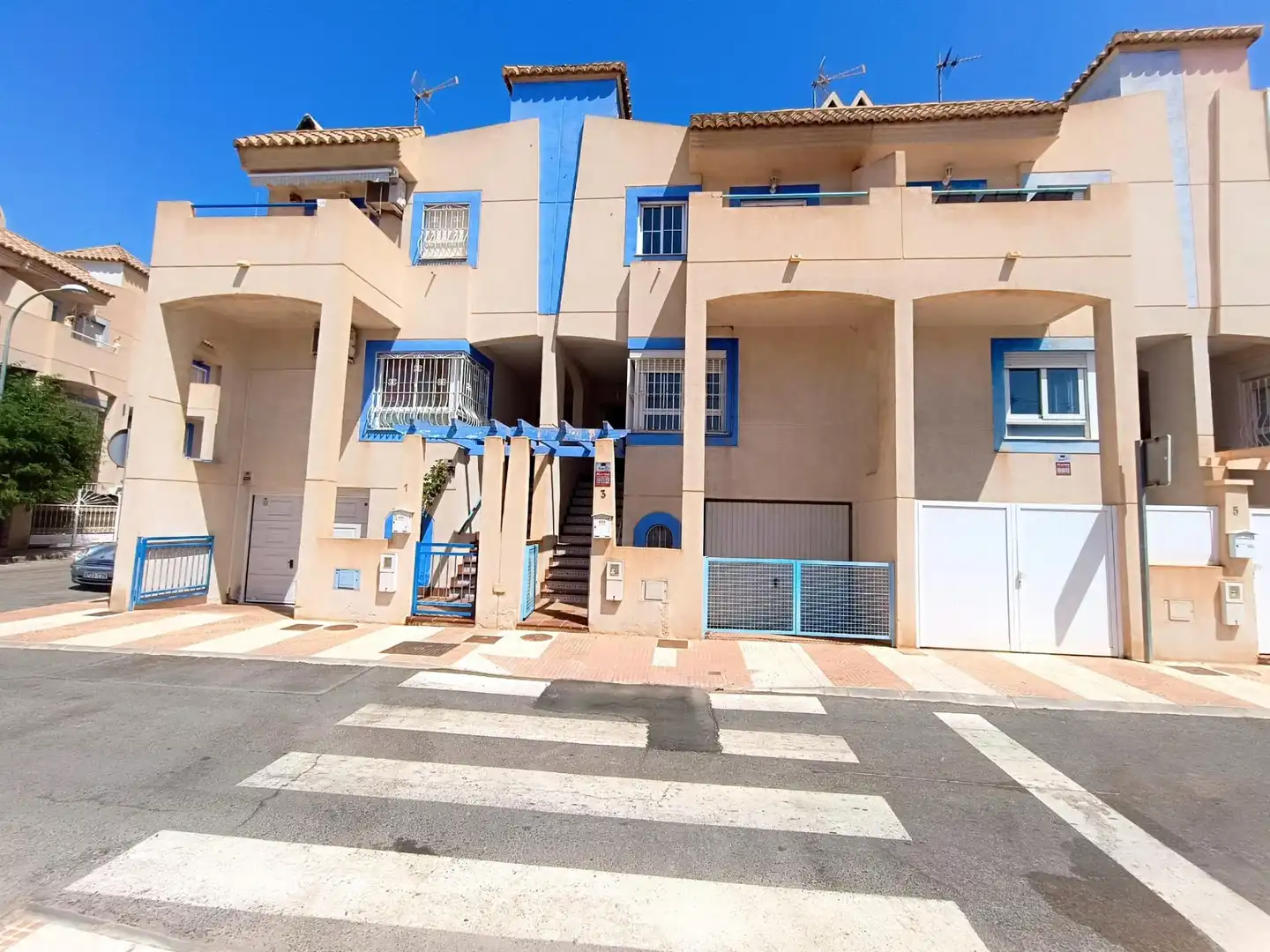 Vista exterior de Casa o xalet en venda en Roquetas de Mar amb Terrassa, Balcó i Piscina comunitària