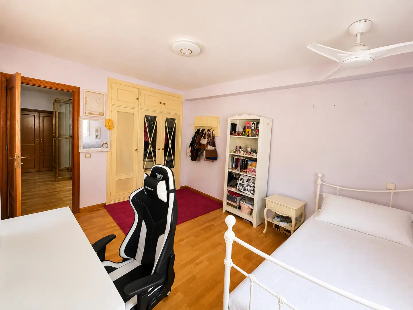 Schlafzimmer von Einfamilien-Reihenhaus zum Verkauf in Torrelodones mit Gemeinschaftspool