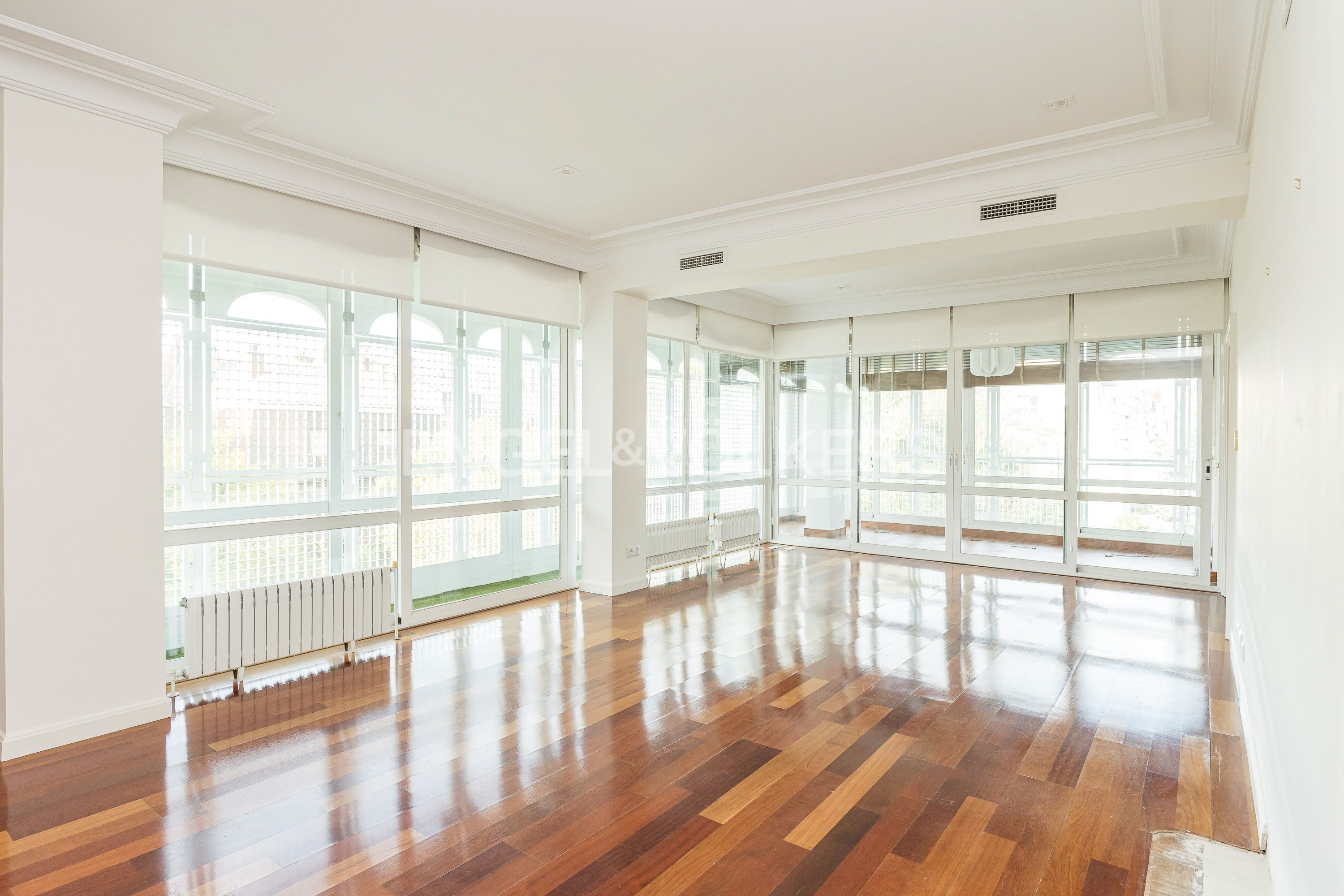 Sala d'estar de Apartament en venda en  Madrid Capital amb Aire condicionat, Calefacció i Jardí privat