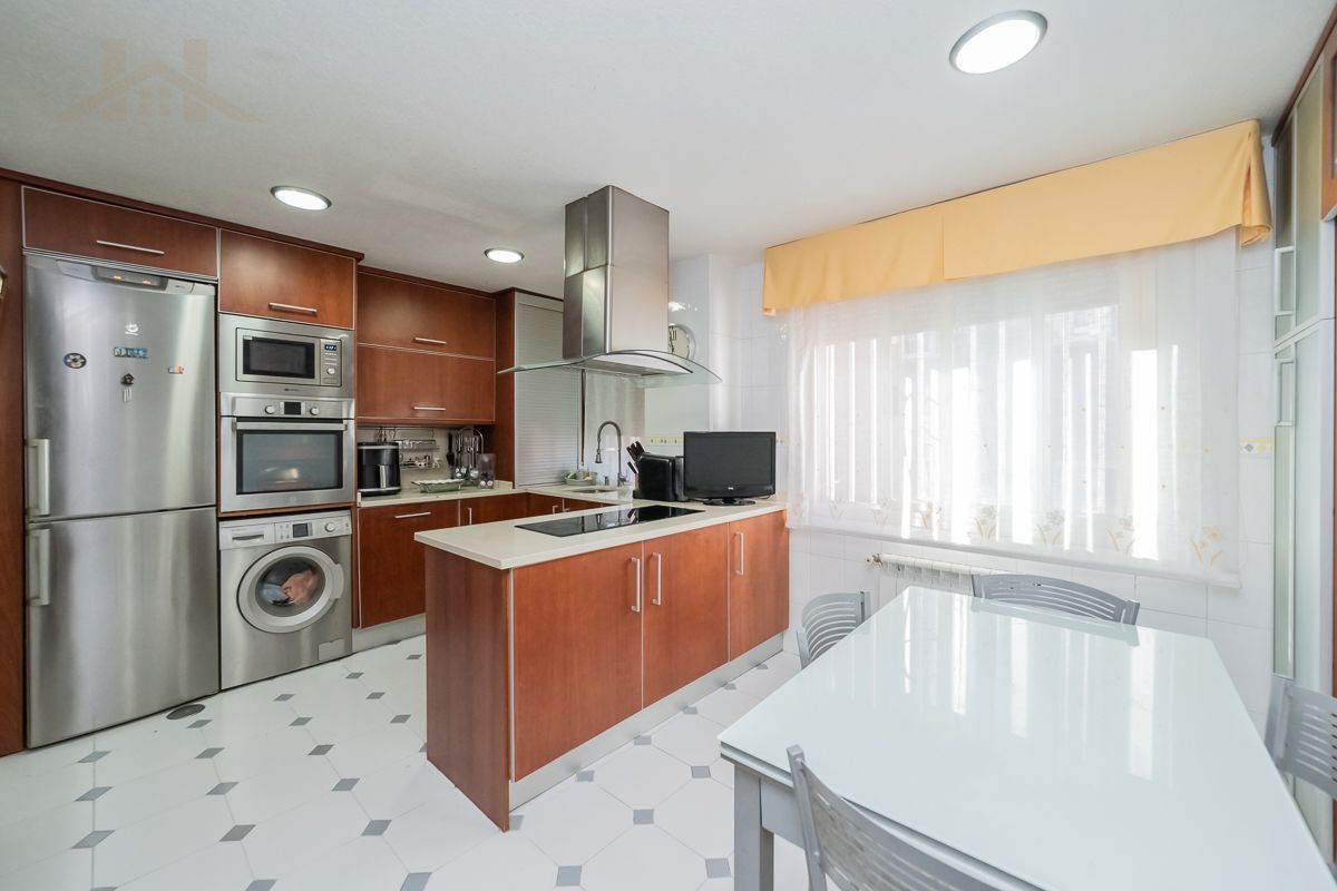 Kitchen of Flat for sale in Majadahonda  with Air Conditioner, Heating and Oven