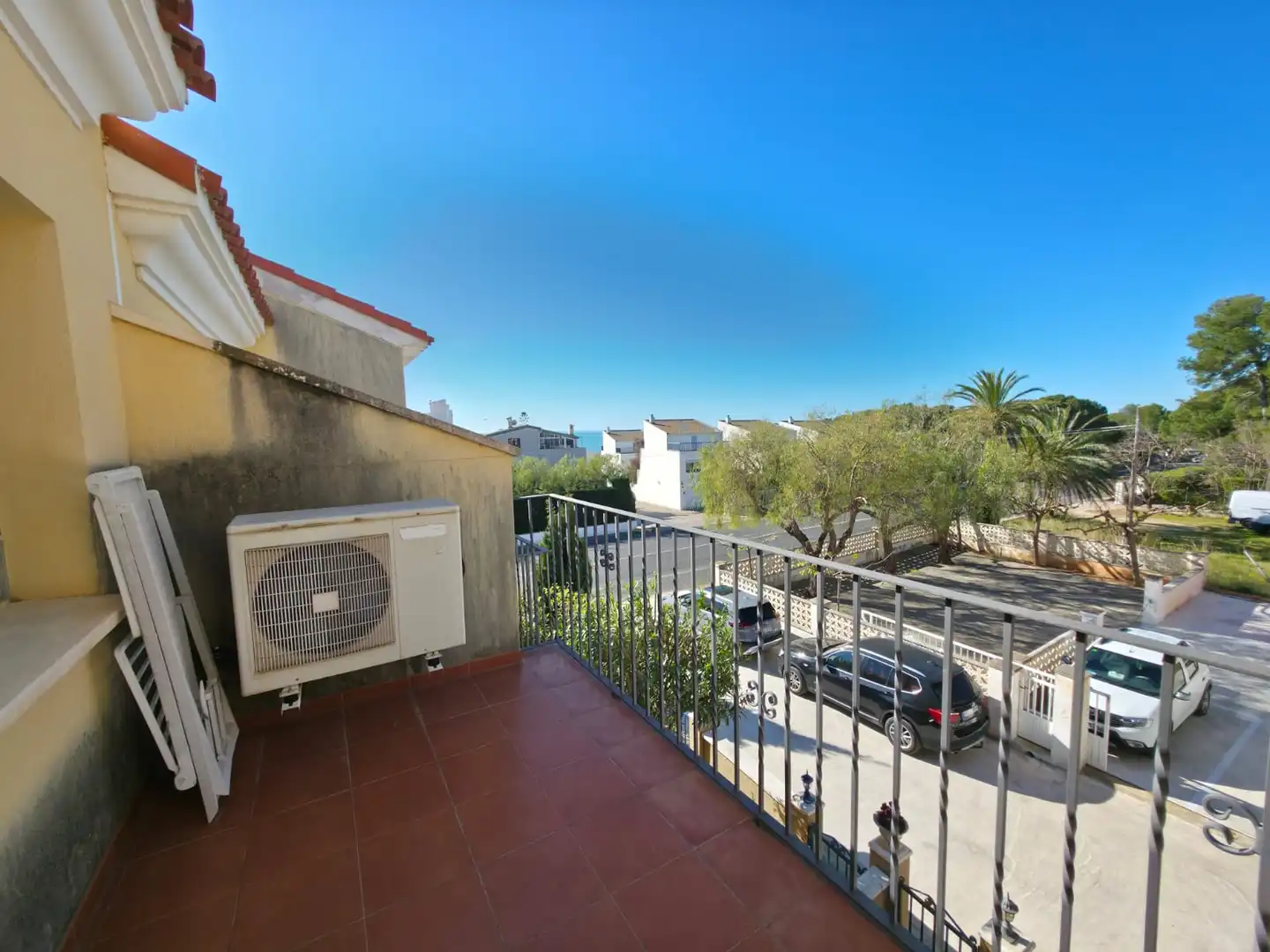 Außenansicht von Einfamilien-Reihenhaus zum Verkauf in Alcanar mit Klimaanlage, Terrasse und Abstellraum