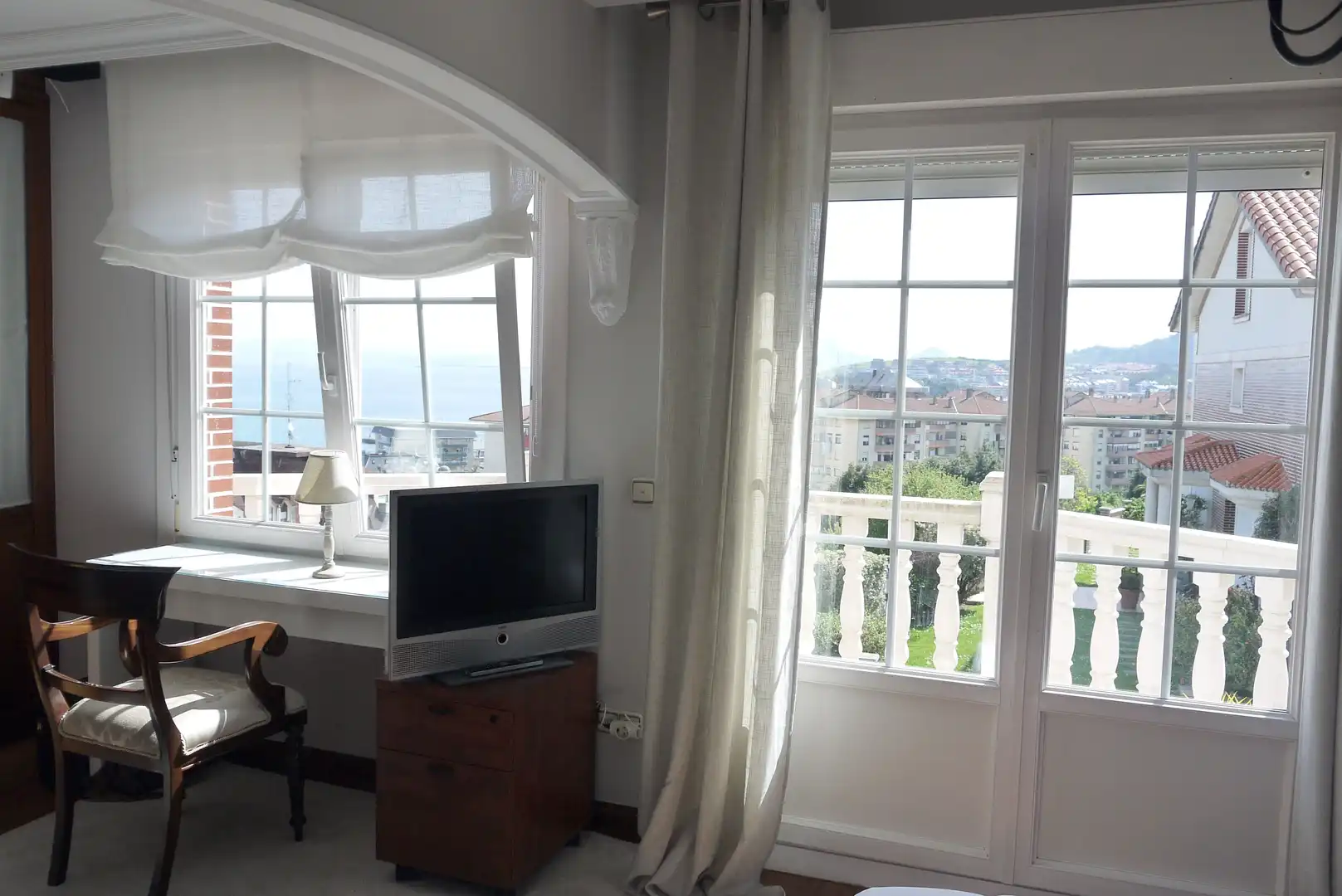 Schlafzimmer von Einfamilien-Reihenhaus zum Verkauf in Castro-Urdiales mit Heizung, Terrasse und Abstellraum