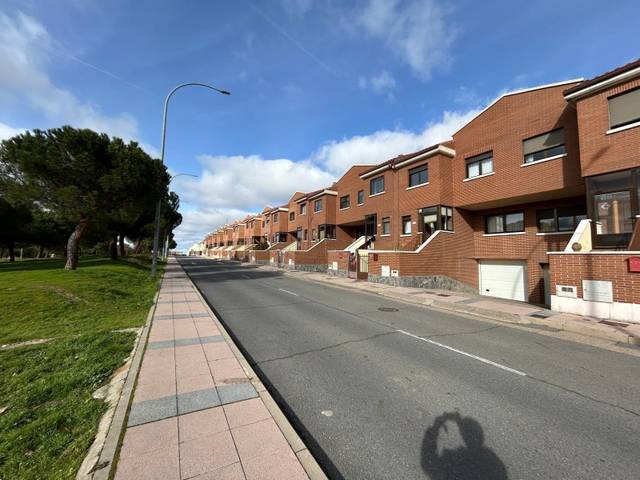 Casa adosada en Alquiler en  DEHESAS DE LAS en Zurguén