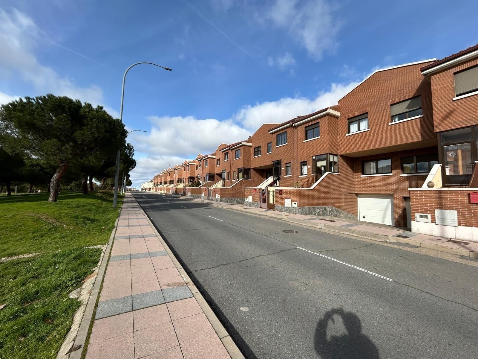 Vista exterior de Casa adosada de lloguer en Salamanca Capital amb Calefacció, Jardí privat i Terrassa