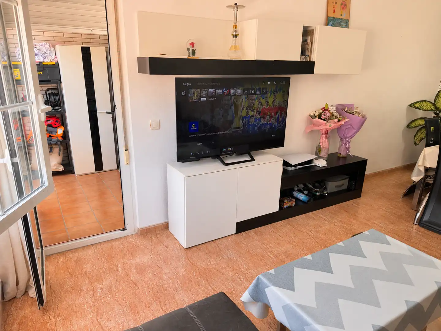 Sala d'estar de Pis en venda en Roquetas de Mar amb Aire condicionat, Terrassa i Piscina comunitària