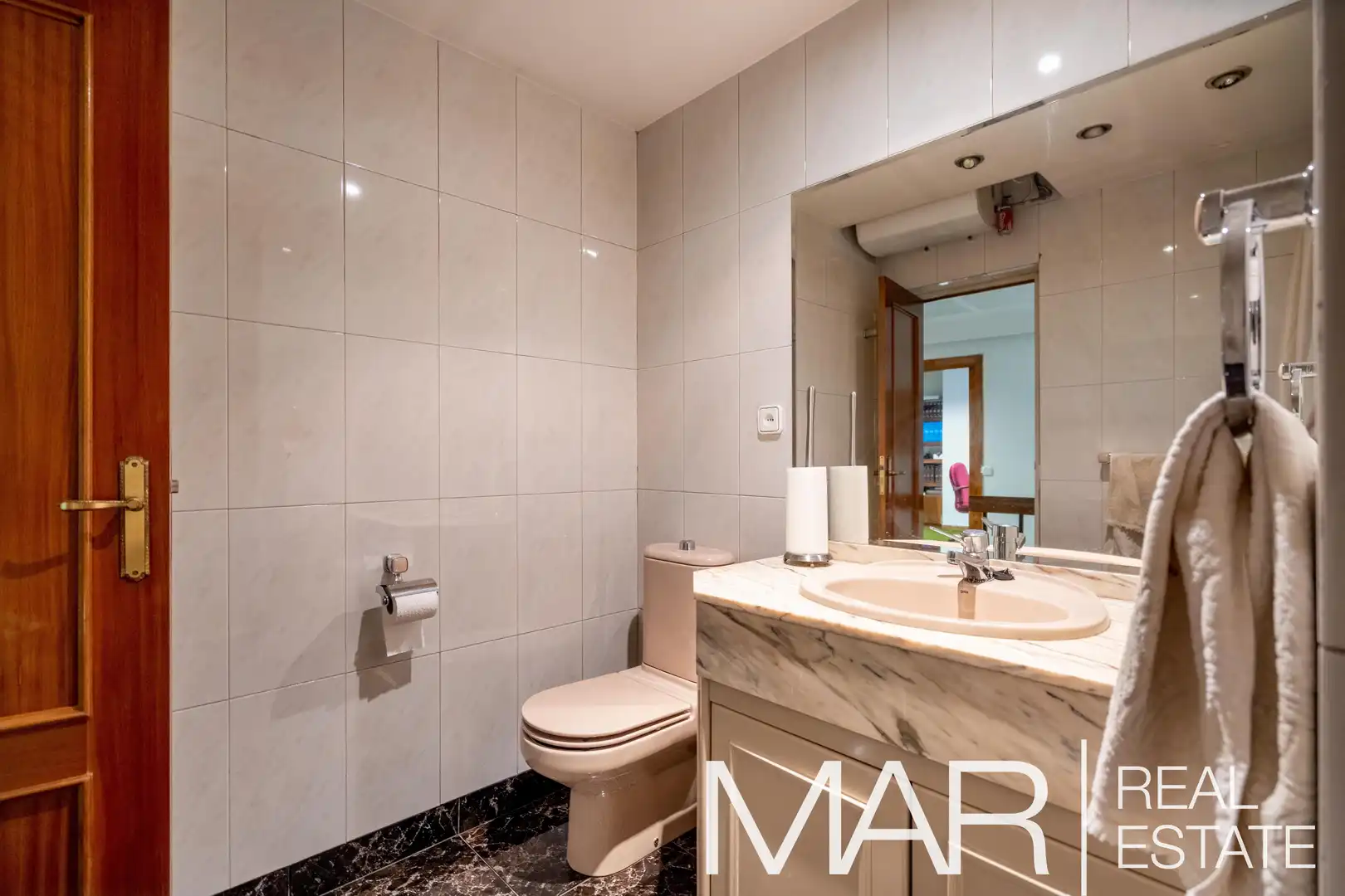 Bathroom of Office for sale in Madrid  with Storage room