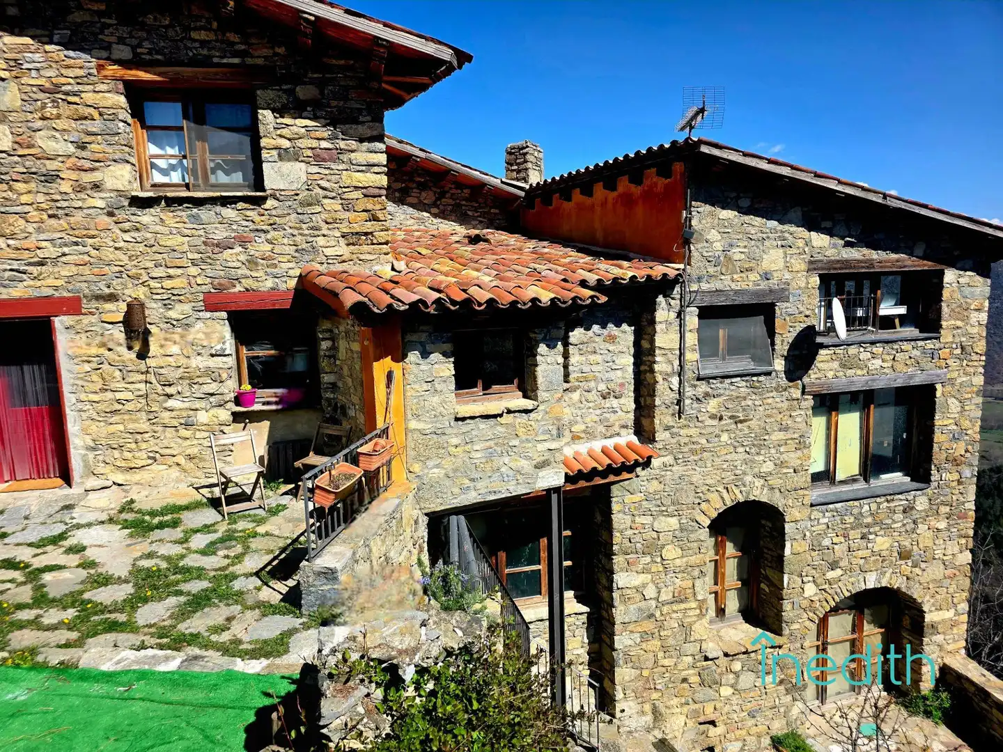 Vista exterior de Casa o xalet en venda en El Pont de Bar amb Aire condicionat, Jardí privat i Terrassa